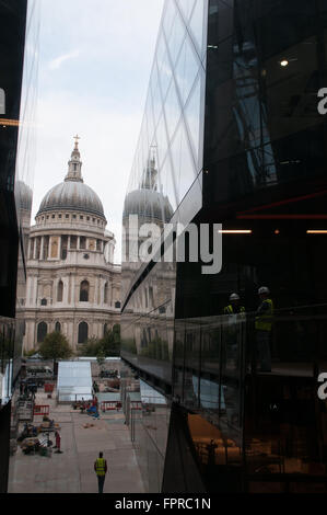 Un nouveau bâtiment appartenant au Land Securities St.Paul's Londres Angleterre. La réflexion de saint Paul sur l'immeuble. Banque D'Images