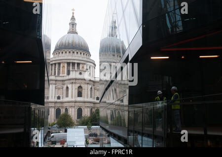 Un nouveau bâtiment appartenant au Land Securities St.Paul's Londres Angleterre. La réflexion de saint Paul sur l'immeuble. Banque D'Images