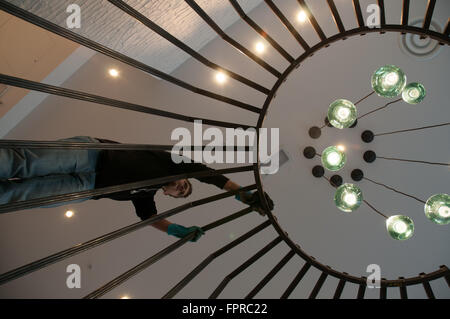 Mettre l'Ouvrier touche finale à une décoration en fer forgé à l'intérieur d'un bâtiment nouveau changement dans St.Paul's London UK. Banque D'Images