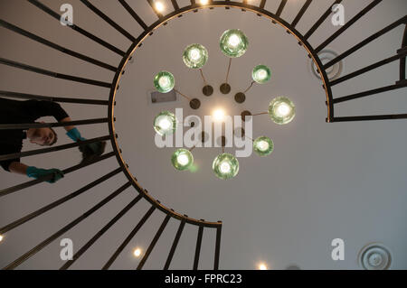 Mettre l'Ouvrier touche finale à une décoration en fer forgé à l'intérieur d'un bâtiment nouveau changement dans St.Paul's London UK. Banque D'Images