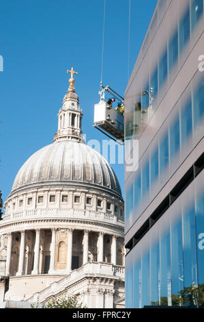 Un nouveau bâtiment appartenant au Land Securities St.Paul's Londres Angleterre. La réflexion de saint Paul sur l'immeuble. Banque D'Images