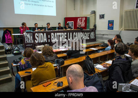 Paris, France, foule en audience à l'O.N.G. français Act Up Paris, réunion publique, élections locales, Auditorium de l'Ecole des Beaux Arts, affiche ACT Up Banque D'Images