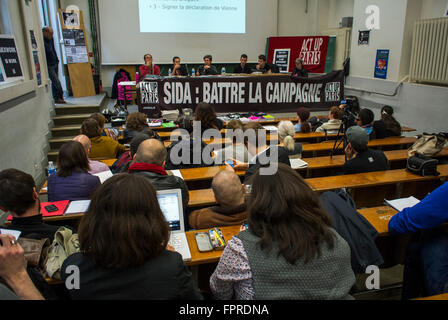 Paris, France, foule en audience à l'anglais N.G.O. Act Up Paris, réunion publique, les élections locales, l'université 'Beaux Arts' Auditorium Banque D'Images