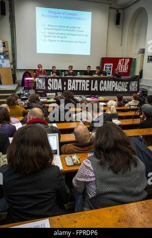 Paris, France, foule en audience à l'anglais N.G.O. Act Up Paris, réunion publique, les élections locales, l'Auditorium des Beaux Arts Banque D'Images