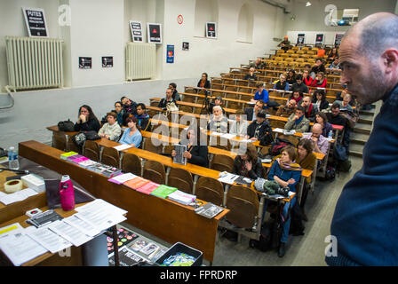 Paris, France, foule en audience à l'anglais N.G.O. Act Up Paris, réunion publique, les élections locales, l'Auditorium des Beaux Arts Banque D'Images