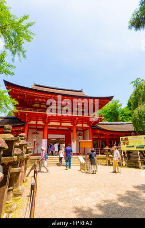 Les gens qui entrent dans la porte avant du Sanctuaire Shinto de Kasuga-Taisha le complexe du temple Todai-ji à Nara, Japon Banque D'Images