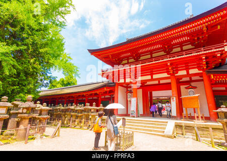 Les japonais à l'avant porte rouge à l'entrée du Sanctuaire Shinto Kasuga-Taisha au Temple Todai-ji temple complexe sur un ciel bleu 24. Hori Banque D'Images