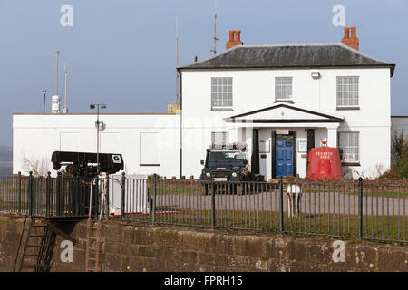 Severn Area Rescue Association (LEP) station de sauvetage à la netteté dans Renaissance grecque ancienne maison du maître du port des années 1820. Banque D'Images