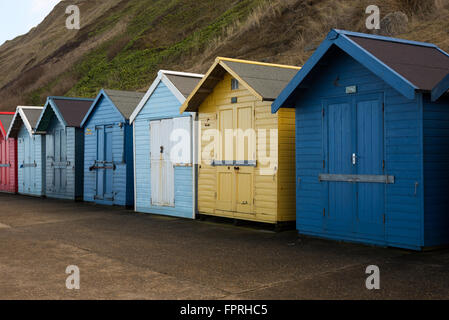 Beachhut colorés sur le front de mer Banque D'Images