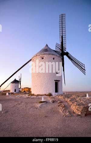 Castille-la manche, Consuegra, moulins à vent sur la colline Cerro Calderico, Ridge, château de Consuegra Banque D'Images