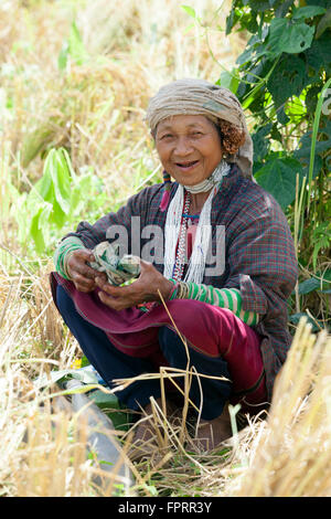 Asie, Asie du Sud-est, Thaïlande, Chiang Mai, Pai, Karen femme du Black Karen Group Banque D'Images