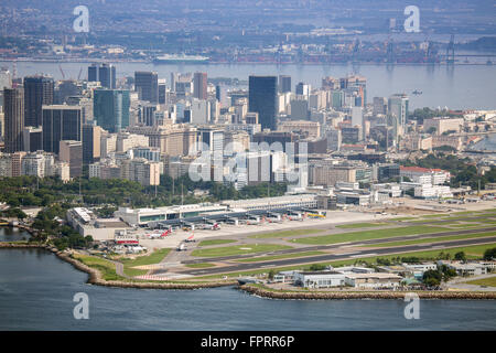 Vue de l'aéroport Santos Dumont et le centre-ville (CBD) de Rio de Janeiro Banque D'Images