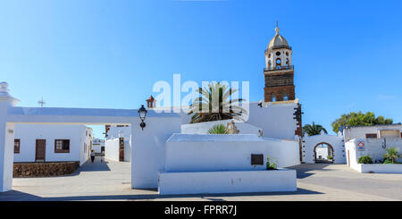 Espagne, Canaries, Lanzarote, Teguise, ville, église, palm Banque D'Images