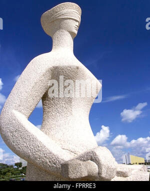 Brésil, statue de la Justice - statue d'Alfredo Ceschiatti 'A Justiça' - de la Justice aveugle, sur la place principale du gouvernement de Brasilia, la Praça Tres Poderes Banque D'Images