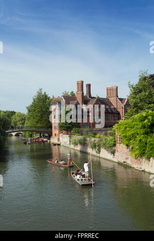 L'Europe, Royaume-Uni, Angleterre, Cambridge, Cambridgeshire, Université, plates sur la rivière Cam à côté de Trinity Hall College, Cam Banque D'Images