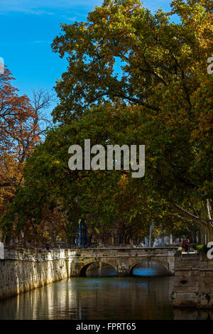 Quai de la fontaine, Canal dans le centre de Nîmes, Gard, France Banque D'Images