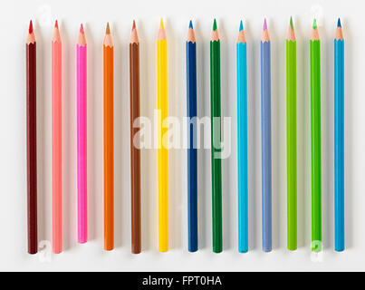 Vue du haut vers le bas sur l'ensemble de 13 crayons de couleur dans un endroit frais et de couleurs chaudes sur fond blanc Banque D'Images