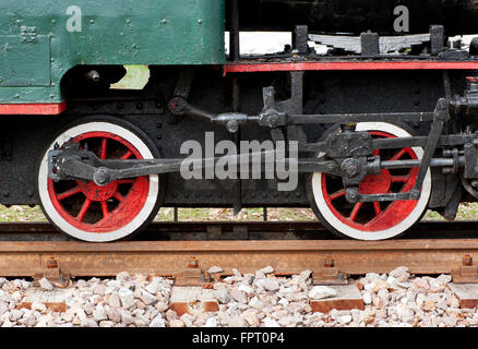 Rouge et blanc coloré vintage train wheels restauré et affichée à un rail ou musée des transports à une vue en gros plan Banque D'Images