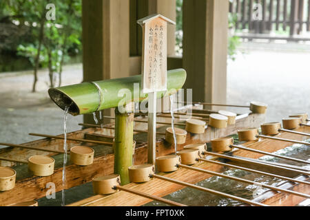 Site de lavage en face de l'entrée de temple japonais pour les personnes lave-mains Banque D'Images