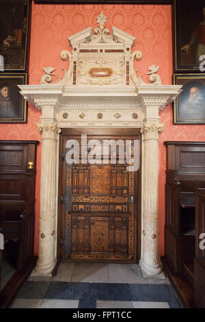 Pologne, Cracovie, Collegium Maius, Jagiellonian University Museum, portail dans Aula chambre à partir de 1600, porte faite en 1593 Banque D'Images