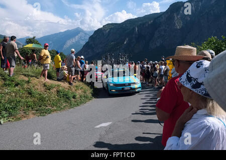 Un support voiture de l'équipe Astana dans un virage en épingle à cheveux dans le tour de France 2015 Banque D'Images