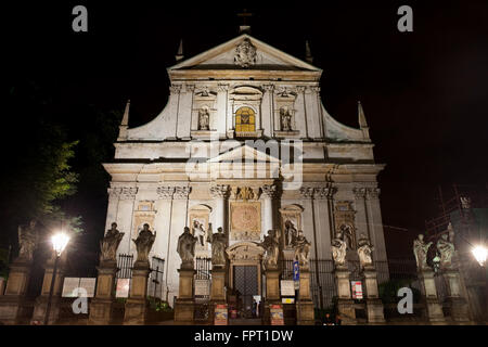 La Pologne, la ville de Cracovie (Cracovie), Église Saint Pierre et Paul par nuit, tous les Saints parish, vieille ville, ville monument baroque, ar Banque D'Images