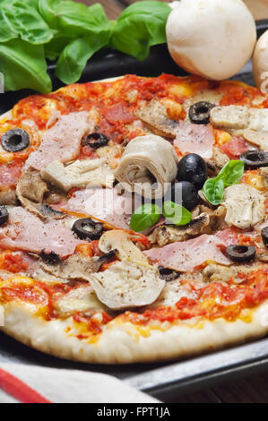 Capricciosa pizza au four pan Banque D'Images