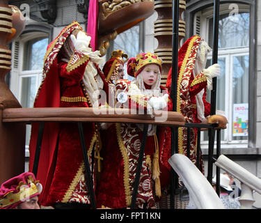AALST, Belgique, le 7 février 2016 : les participants inconnus habillés en costume coloré pendant le carnaval annuel défilé en Alost. Banque D'Images