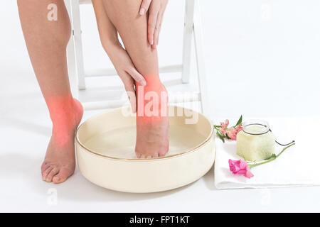 Détente femme ses pieds dans un bol avec de l'eau spa Banque D'Images