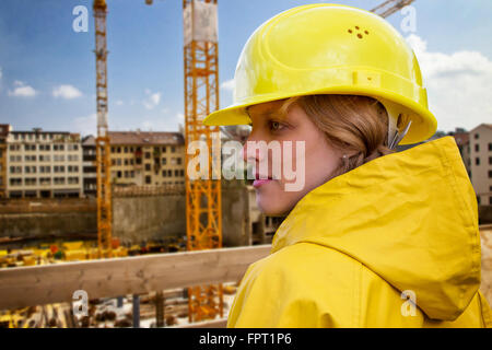 Jeune femme sur un chantier Banque D'Images