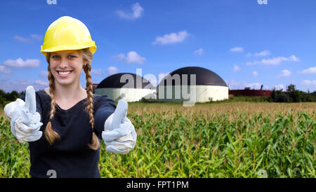 Jeune femme ferme sur une usine de biogaz Banque D'Images