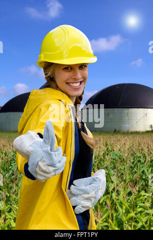 Jeune femme sur une usine de biogaz Banque D'Images