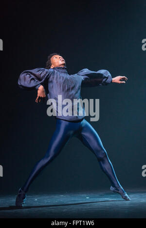 Londres, Royaume-Uni. 17 mars 2016. Cristaux effectués par l'ACEI Robinson et Mthuthuzeli Novembre. Ballet de noir un Triple Bill au Barbican Theatre les 18 et 19 mars 2016. Première mondiale de cristaux chorégraphié par Arthur Pita, la première de Pour commencer, commencer par Christopher Marney et une version remaniée de Storyville de Christopher Hampson. Les danseurs de l'ACEI sont Robinson, Kanika Carr, Isabela Coracy, Sayaka Ichikawa, Damien Johnson, Jacob Wye, Mthuthuzeli Novembre et Joshua Harriette. Banque D'Images