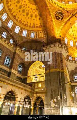 La nouvelle mosquée Yeni Valide Camii, une mosquée impériale ottomane architecture d'intérieur à Istanbul, Turquie, du district d'Eminonu Banque D'Images