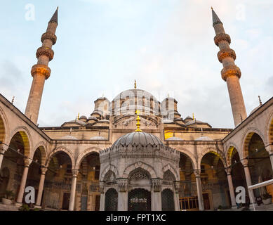 La nouvelle mosquée Yeni Valide Camii, une mosquée impériale ottomane architecture d'intérieur à Istanbul, Turquie, du district d'Eminonu Banque D'Images