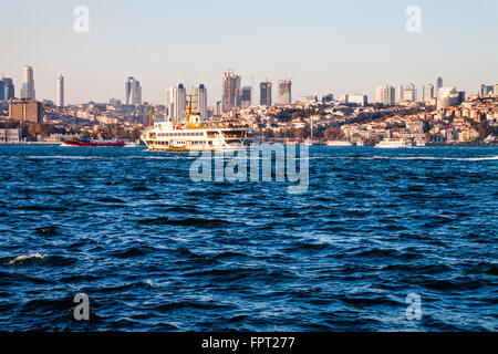 Istanbul, vue de la mer à la ville Banque D'Images