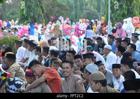 Des musulmans indonésiens se sont réunis à la résidence Domaine de l'Armée de l'air à Makassar, Indonésie à tenue Eid Al-Fitr pour célébrer la fin de la prière Banque D'Images