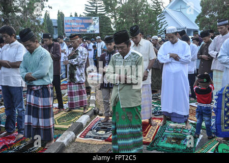 Des musulmans indonésiens se sont réunis à la résidence Domaine de l'Armée de l'air à Makassar, Indonésie à tenue Eid Al-Fitr pour célébrer la fin de la prière Banque D'Images