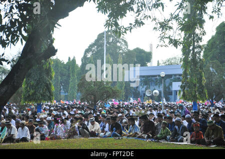 Des musulmans indonésiens se sont réunis à la résidence Domaine de l'Armée de l'air à Makassar, Indonésie à tenue Eid Al-Fitr pour célébrer la fin de la prière Banque D'Images