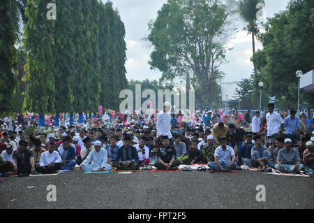 Des musulmans indonésiens se sont réunis à la résidence Domaine de l'Armée de l'air à Makassar, Indonésie à tenue Eid Al-Fitr pour célébrer la fin de la prière Banque D'Images