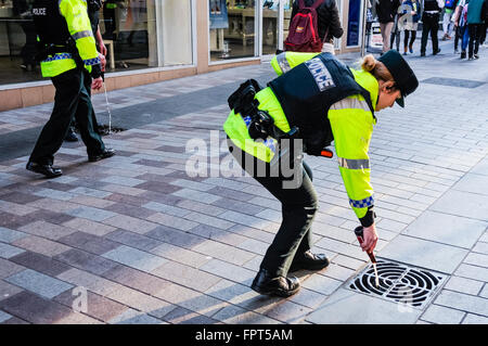 Belfast, Irlande du Nord. 17 Mar 2016 - agents de police PSNI disposer d'alcool confisquées à des jeunes. Banque D'Images