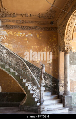 Escalier de marbre orné avec statue et mots sur mur avec Fidel dans un immeuble à La Havane, Cuba, Antilles, Caraïbes, Amérique Centrale Banque D'Images