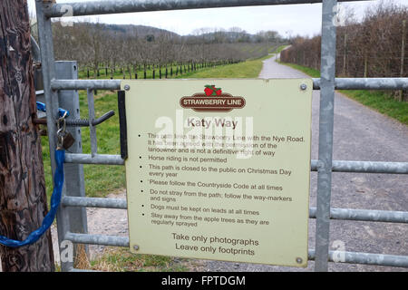 Signe sur la porte de la façon Katy partie de la ligne de fraises randonnée à vélo à travers le cidre Thatchers apple orchard. Mars 2016 Banque D'Images