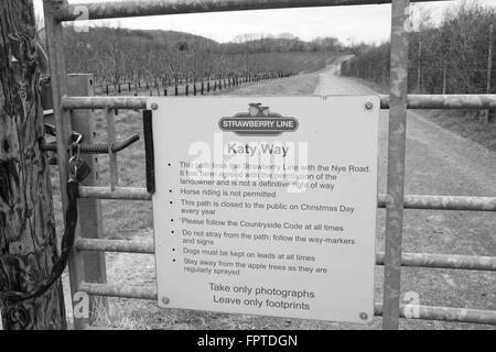 Signe sur la porte de la façon Katy partie de la ligne de fraises randonnée à vélo à travers le cidre Thatchers apple orchard. Mars 2016 Banque D'Images