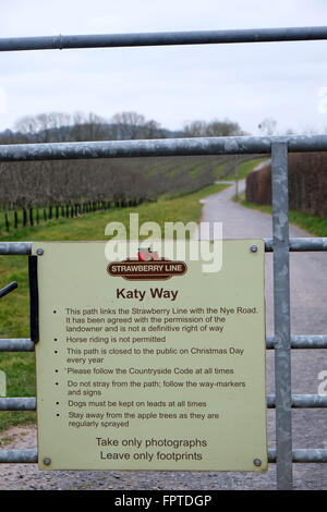 Signe sur la porte de la façon Katy partie de la ligne de fraises randonnée à vélo à travers le cidre Thatchers apple orchard. Mars 2016 Banque D'Images