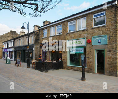 Rangée de magasins et cafés à Hebden Bridge, Yorkshire, une petite ville qui est une destination touristique dans les Pennines. Banque D'Images