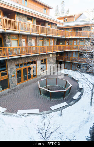 La cour intérieure de la Fox Inn Banff Canada dans le parc national Banff Banque D'Images