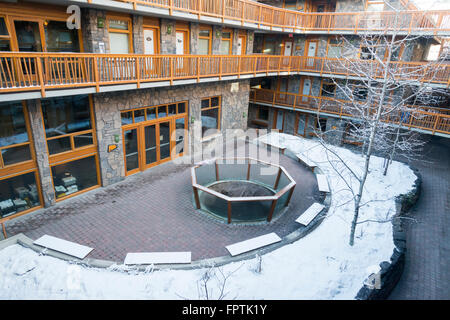 La cour intérieure de la Fox Inn Banff Canada dans le parc national Banff Banque D'Images