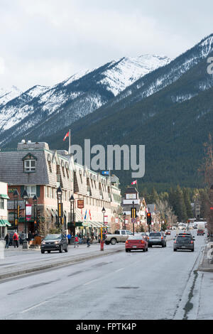 Banff Avenue, dans le centre-ville de Banff, dans les Rocheuses canadiennes Canada Banque D'Images