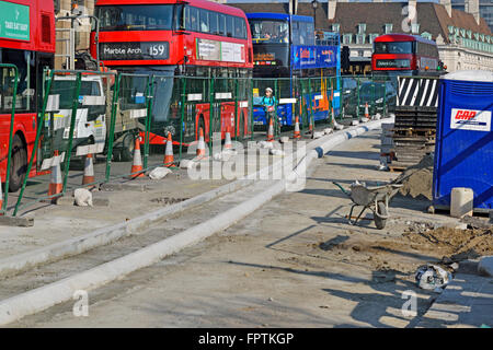 Londres, Angleterre, Royaume-Uni. La construction d'une nouvelle voie cyclable de Westminster Bridge, mars 2016 le cycle "uperhighway» Banque D'Images